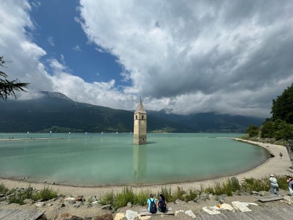 Seit ihr auch zur Messe gegangen oben beim Reschensee? Ich hab die Glocken läuten gehört!